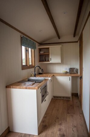 Luxury Room, Hill View | Private kitchen | Fridge, microwave, oven, stovetop - Pentland Shepherd Huts (Penicuik)