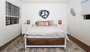 5 bedrooms, iron/ironing board, travel cot, free WiFi - Heated Pool Oasis Family-Friendly Urban Retreat (Phoenix)