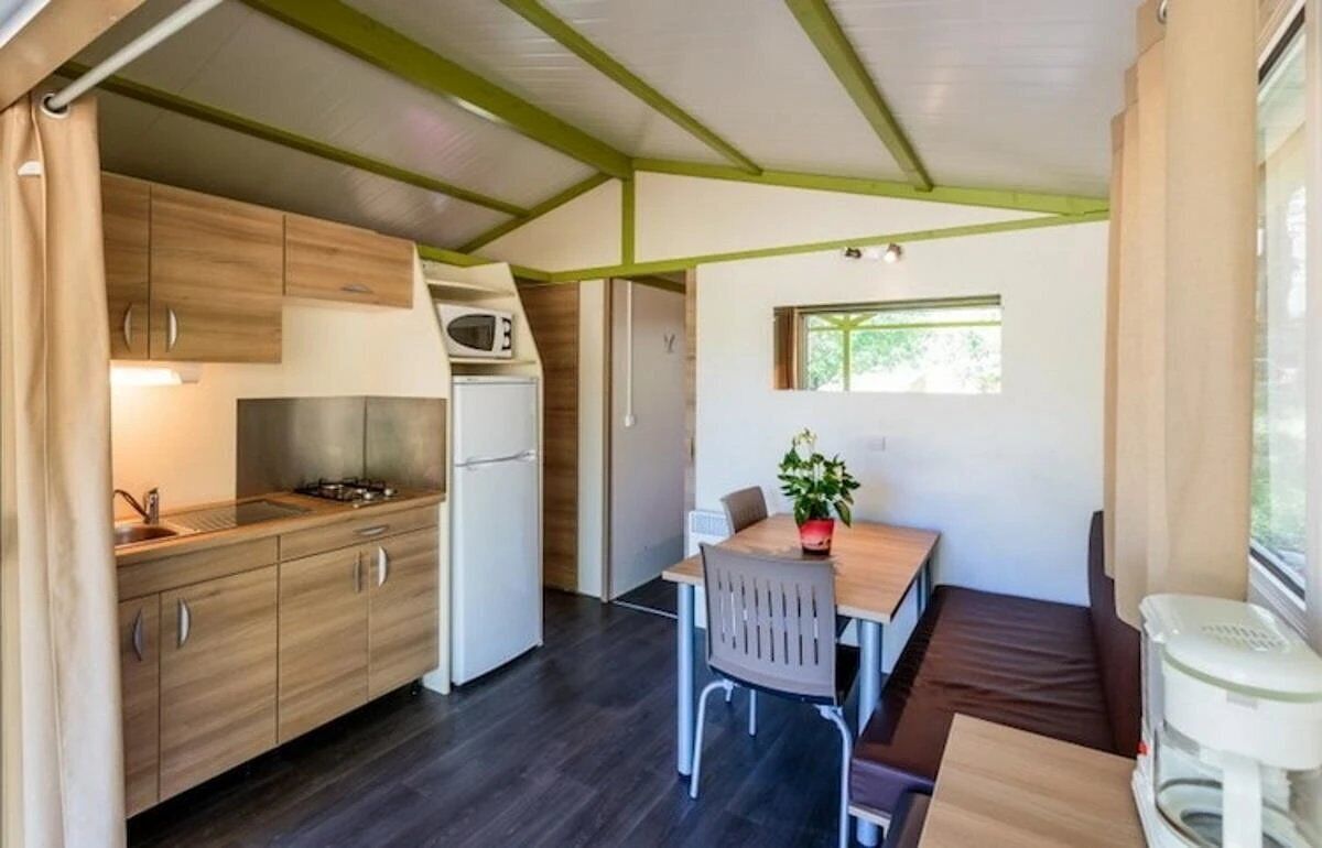 Réfrigérateur, micro-ondes, plaque de cuisson