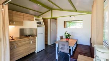 Réfrigérateur, micro-ondes, plaque de cuisson