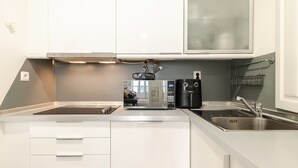 Kaffetrakter/tekoker, kjøleskap, mikrobølgeovn og oppvaskmaskin