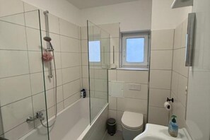 Towels, soap, toilet paper - Casa Delli Gatti apartment with 2 bedrooms and balcony near Lake Auensee (Leipzig)