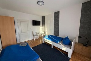 2 bedrooms, WiFi, bed sheets - Casa Delli Gatti apartment with 2 bedrooms and balcony near Lake Auensee (Leipzig)