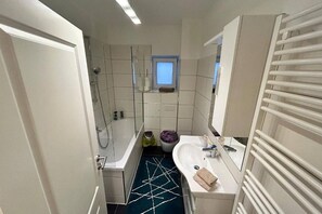 Serviettes fournies, savon, papier toilette