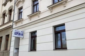 Rakennuksessa on kyltti, jossa lukee: ”Leipzig-In”.