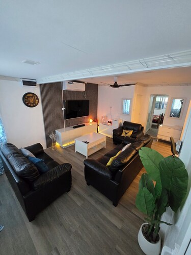 Brand New Luxurious Ultra Modern 2 bedroom apartment available now