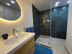 Dusche, Haartrockner, Bidet, Handtücher