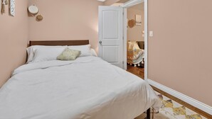 Ein Schlafzimmer mit Bett, Tür und Wand mit Dekoration.
