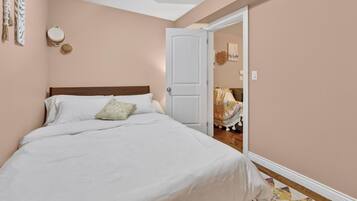 2 bedrooms, iron/ironing board, WiFi, bed sheets