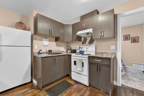 Private kitchen - Cozy Family-Friendly Stay in a Central Location (Vancouver)