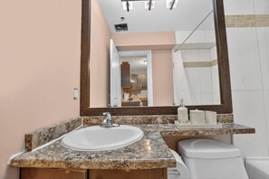 Shower, hair dryer, towels, soap - Cozy Family-Friendly Stay in a Central Location (Vancouver)