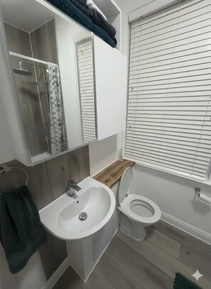 Towels, soap, toilet paper - Chill Spot (London)