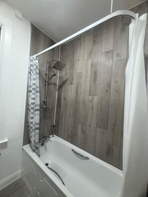 Towels, soap, toilet paper - Chill Spot (London)