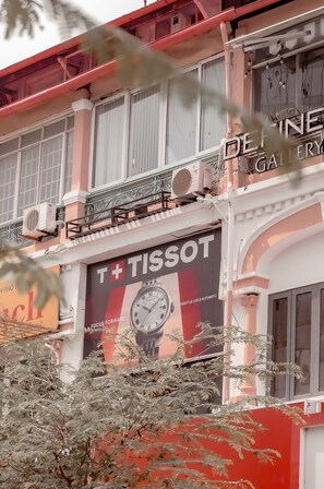 Een gebouw met een advertentie voor Tissot horloges en een bord voor De Ligne Gallery.