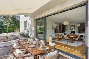 Outdoor dining - Chic and spacious Balinese-style villa - peaceful and quiet, close to Aix-en-Pce (Saint-Marc-Jaumegarde)