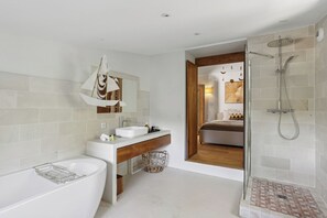 Shower, hair dryer, towels, soap - Chic and spacious Balinese-style villa - peaceful and quiet, close to Aix-en-Pce (Saint-Marc-Jaumegarde)