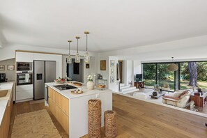 Private kitchen - Chic and spacious Balinese-style villa - peaceful and quiet, close to Aix-en-Pce (Saint-Marc-Jaumegarde)