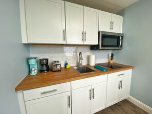 Geladeira, micro-ondas, cooktop, cafeteira/chaleira