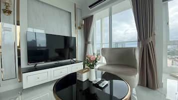 Apartment, 2 Bedrooms, Accessible, Smoking | Living room