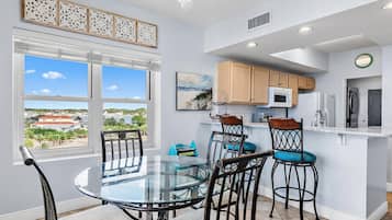 Condo, 1 King Bed with Sofa bed (Waters Edge #501) | Dining
