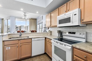 Condo, 1 cama King e sofá-cama (Waters Edge #501) | Cozinha privada