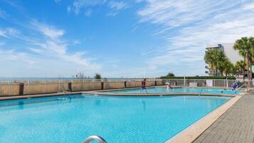 Appartement, 1 kingsize bed met slaapbank (Waters Edge #501) | Zwembad | Een buitenzwembad