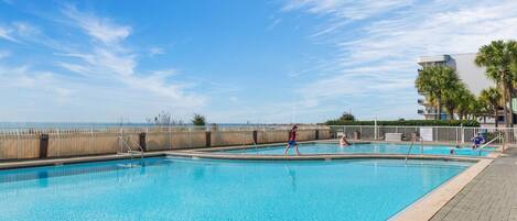 Una piscina al aire libre