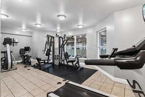 Condo, 1 cama King e sofá-cama (Waters Edge #501) | Sala de fitness