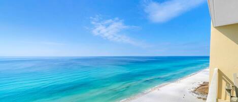 Condo, 1 trÚs grand lit et 1 canapé-lit (Emerald Beach 1928) | Plage | Sur la plage