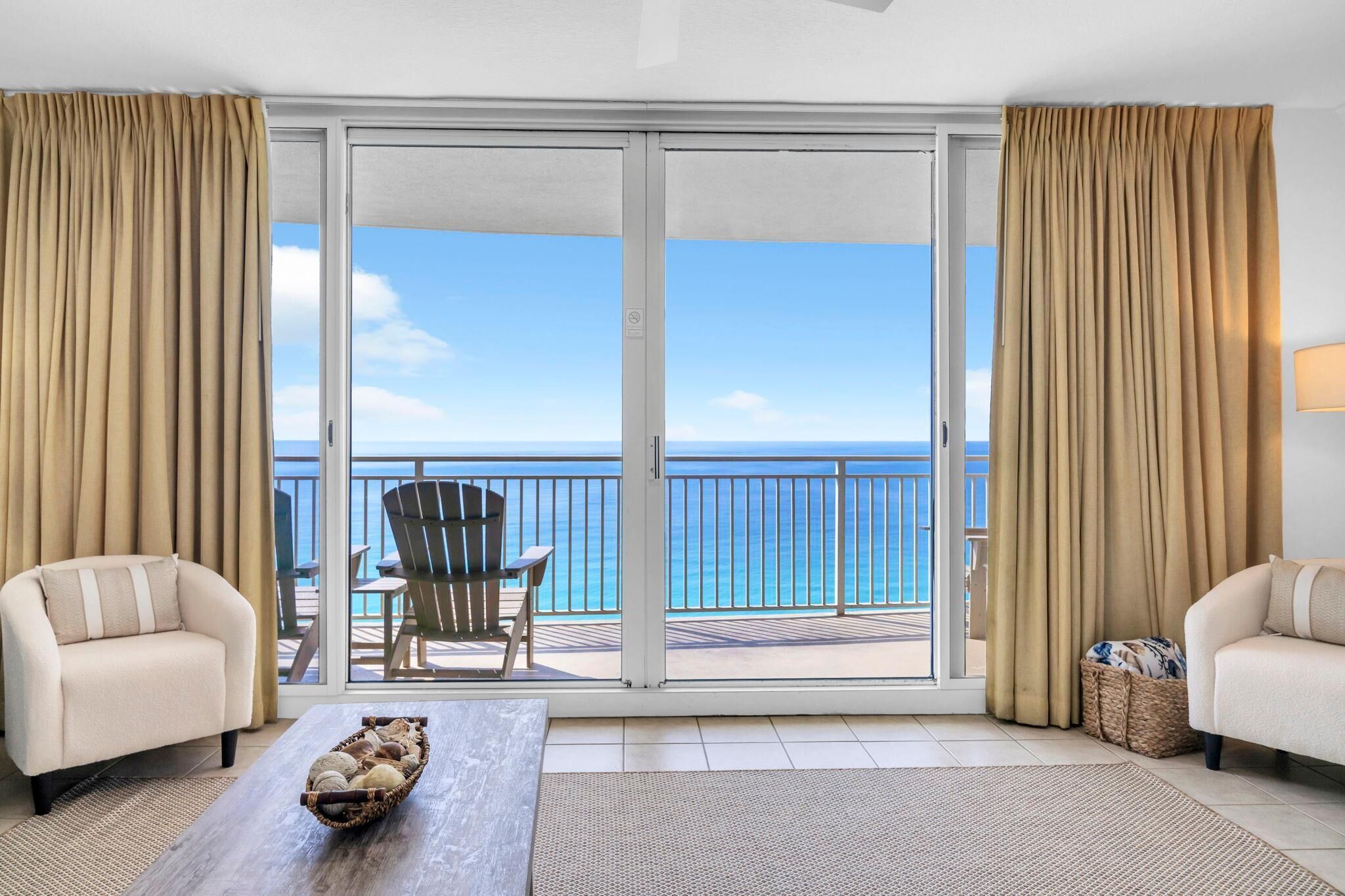 Condo, 1 cama King size y sofá cama (Emerald Beach 1928) | Área de sala de estar