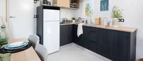 Refrigerador, microondas y parrilla de estufa