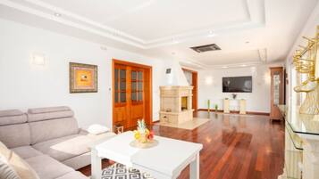 Apartment (One-Bedroom Apartment with Balcony an) | Living room