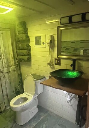 Ducha, secador de pelo, toallas, jabón