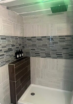 Suihku, hiustenkuivaaja, pyyhkeet, saippua