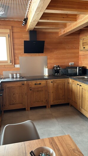 Fridge, microwave, oven, stovetop - Les chalets Super Géants, Le Freeride - 14 pers - Mountain view (Saint François Longchamp)