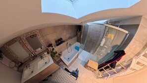 Douche, sèche-cheveux, serviettes fournies, savon