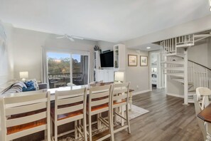 빌라, 침대(여러 개), 발코니, 정원 전망 (892 Ketch Court) | 거실 공간