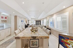 Dining - Coastal Dream 3 blocks form the sand Down town HB w/ AC (Huntington Beach)