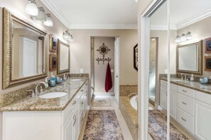 Shower, hair dryer, towels, shampoo - Coastal Dream 3 blocks form the sand Down town HB w/ AC (Huntington Beach)