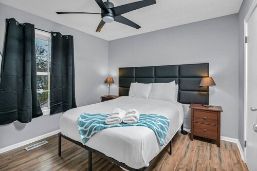 2BR Near Downtown | Walk to Hospital