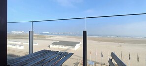 On the beach - Sea-view studio with separate sleeping area (Knokke-Heist)