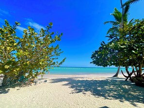 Nära stranden, solstolar och strandhanddukar