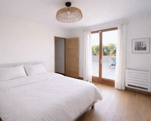 3 habitaciones, tabla de planchar con plancha, wifi y ropa de cama 