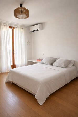 3 bedrooms, iron/ironing board, WiFi, bed sheets - Villa with private pool between sea and mountains, quiet setting (Appietto)