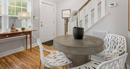 Cozy Carriage House - Clarendon Getaway