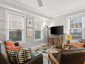 TV, offices - Cozy Carriage House - Clarendon Getaway (Arlington)