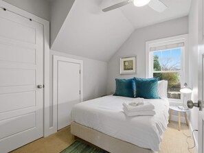 2 bedrooms, iron/ironing board, WiFi, bed sheets - Cozy Carriage House - Clarendon Getaway (Arlington)