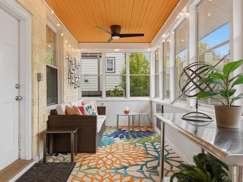Charming 4BR Bungalow - Steps to Clarendon METRO