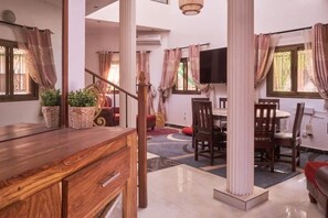 Dining - Elegant villa with pool next to the beach (Mbour)