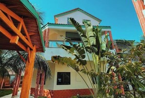 Exterior - Elegant villa with pool next to the beach (Mbour)
